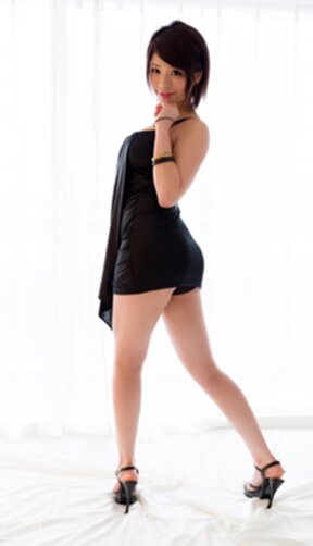 Mei Ashikawa showing off her round ass and pussy lips