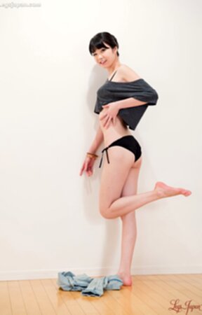 Matsuda Anna strips black top and jeans and lowers her panties