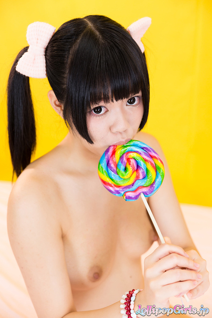 Shinjo nozomi sucking lollipop