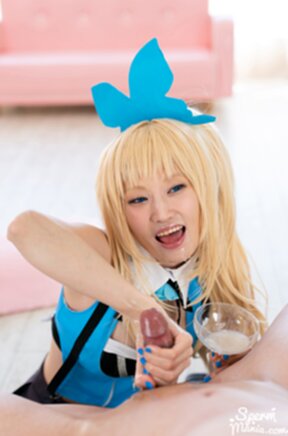 Mizuki on her knees men cumming in her mouth
