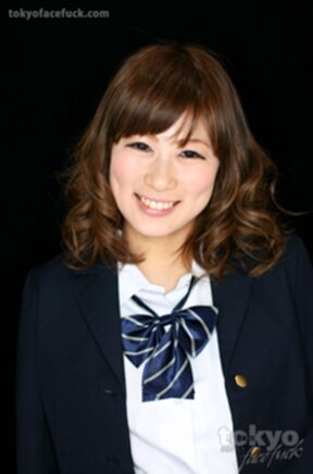 Office lady Kimiki Nana on her knees sucking cock